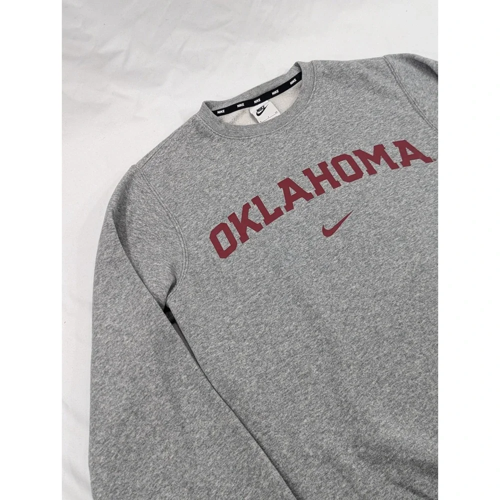 Oklahoma Sooners Sweatshirt Mens Small Gray Logo Pullover Spell Out Fleece Nike‎